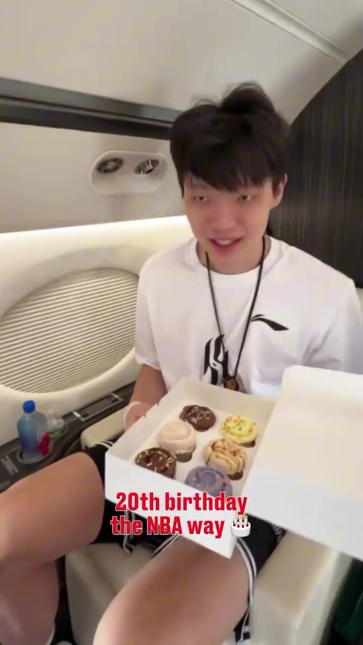 開(kāi)拓者工作人員將生日蛋糕遞給楊瀚森小楊頓時(shí)有點(diǎn)懵圈了