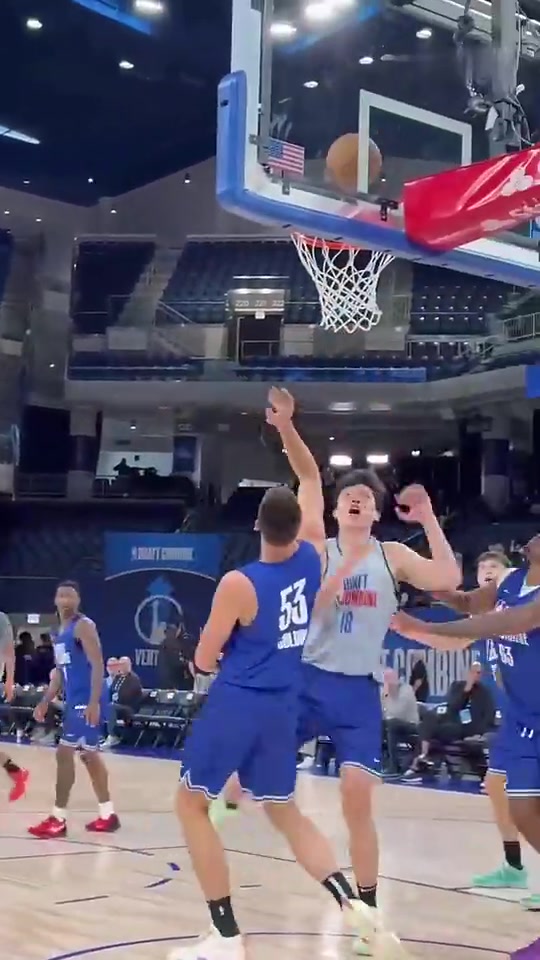 莫擔(dān)心已適應(yīng)楊瀚森強(qiáng)打?qū)κ忠?jiàn)沒(méi)吹罰大膽朝裁判攤手示意