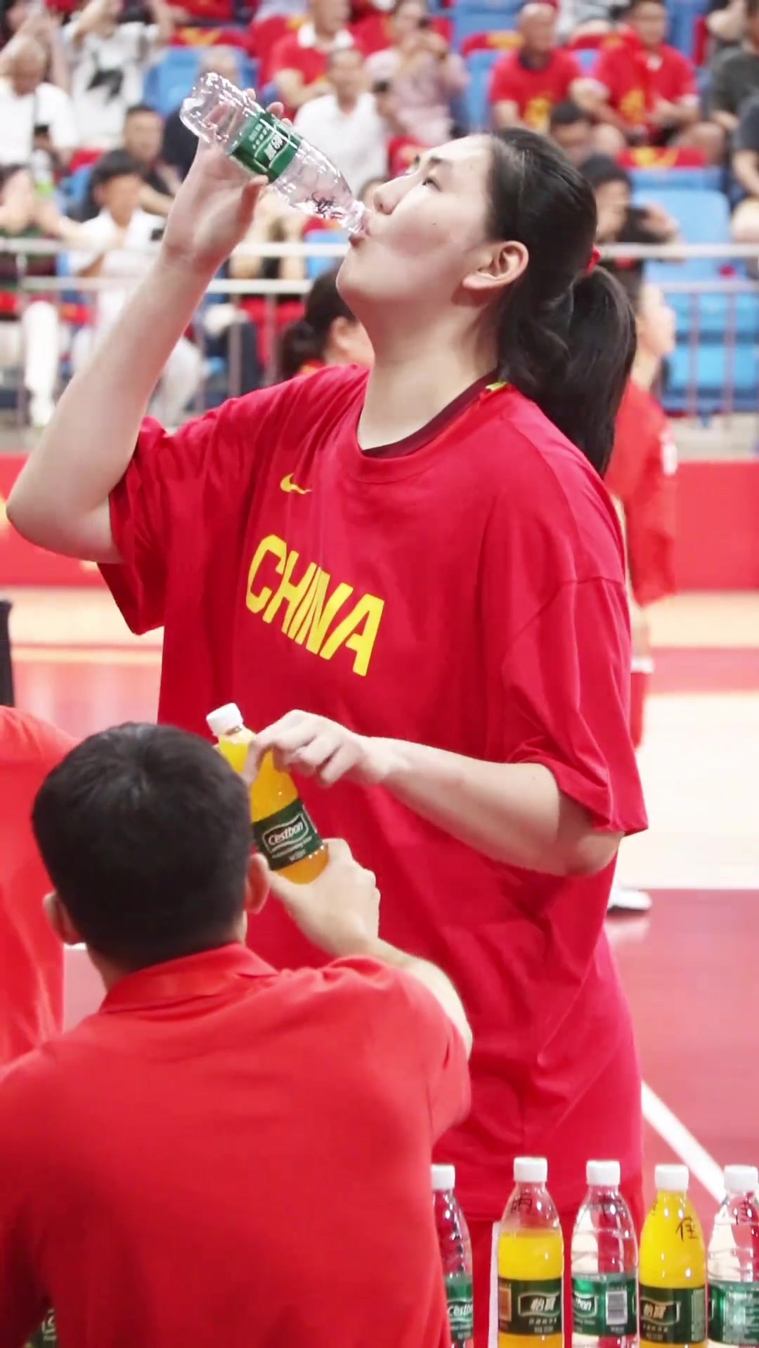 礦泉水在張子宇手里也變成了口服液順手就炫光一瓶