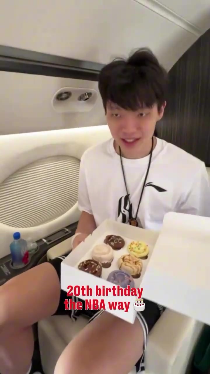 生日快樂楊瀚森在飛機上收到了開拓者準備的生日驚喜