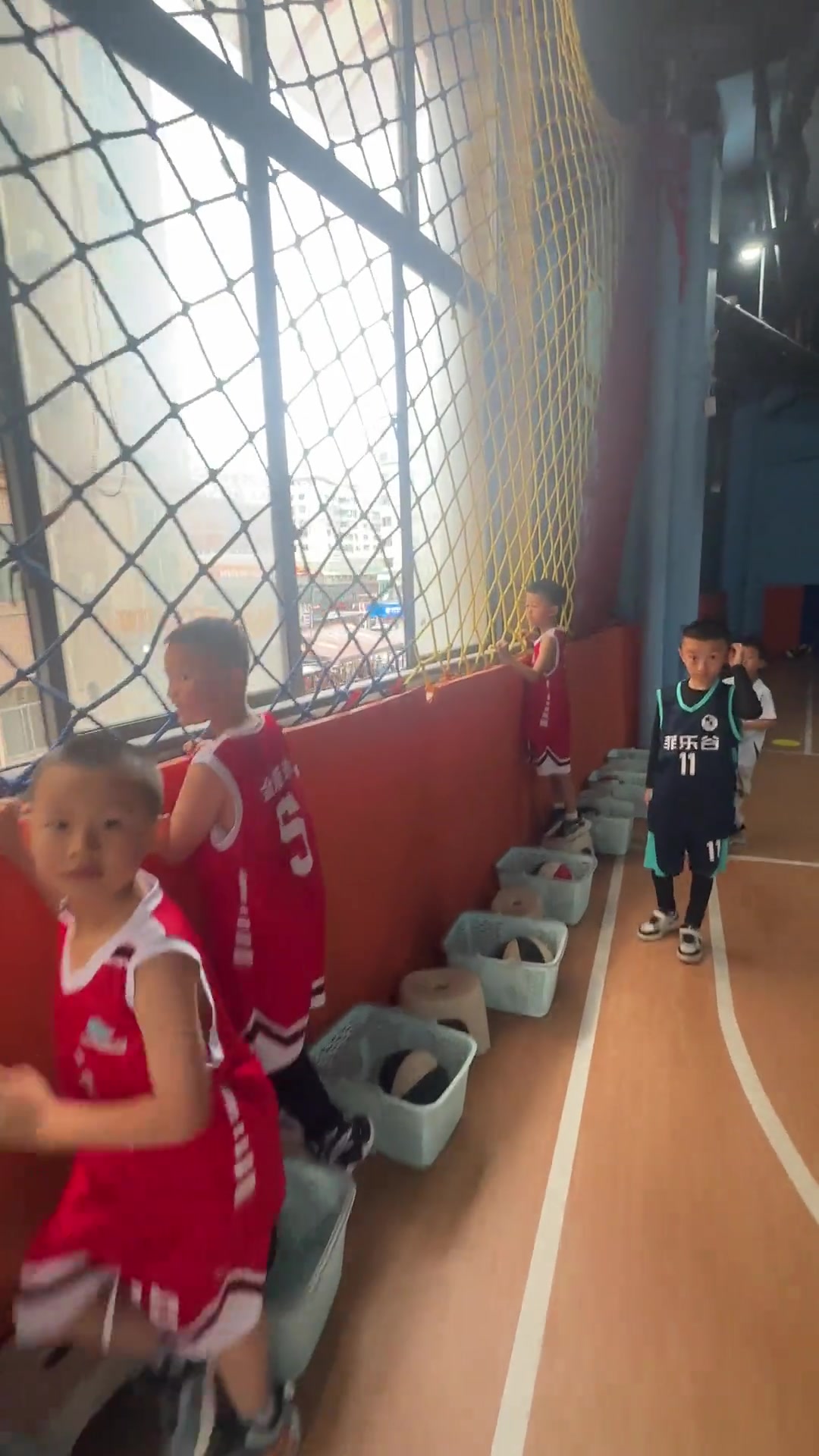 體育生對(duì)藝術(shù)生的向往這么小就展現(xiàn)出來(lái)了嗎