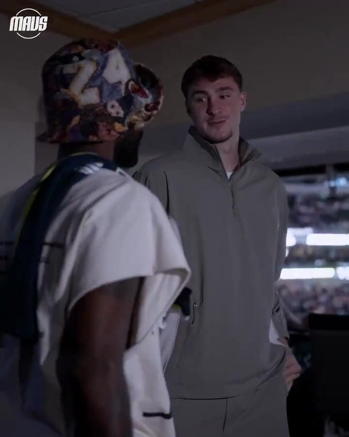 杜克狀元師兄弟歐文今日與新隊(duì)友弗拉格擁抱致意交流了一番