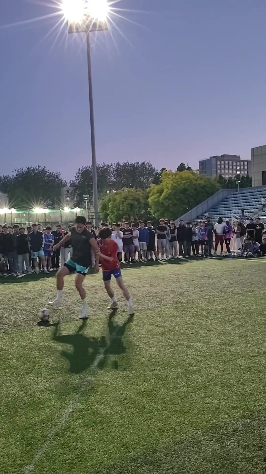 楊政把背打帶到了足球場(chǎng)上