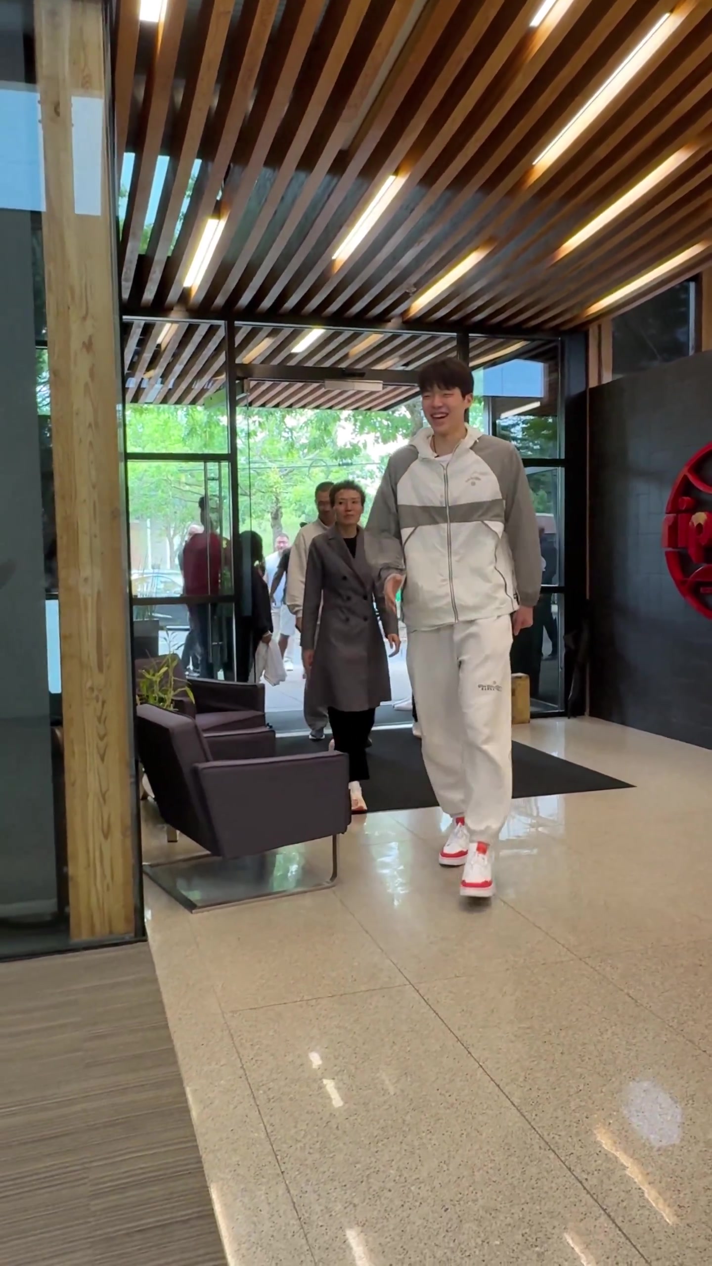 很幸福楊瀚森抵達(dá)開拓者主隊 爸爸媽媽陪兒子來球隊報道