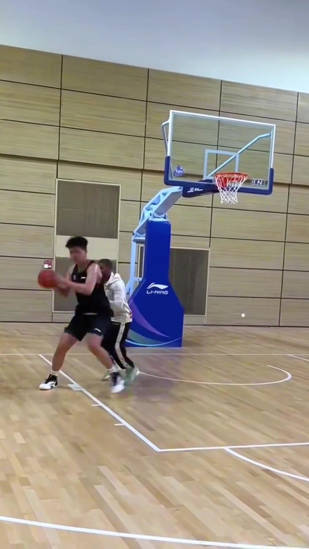 楊瀚森私下特訓(xùn)進(jìn)攻技巧腳步扎實(shí)思路清晰