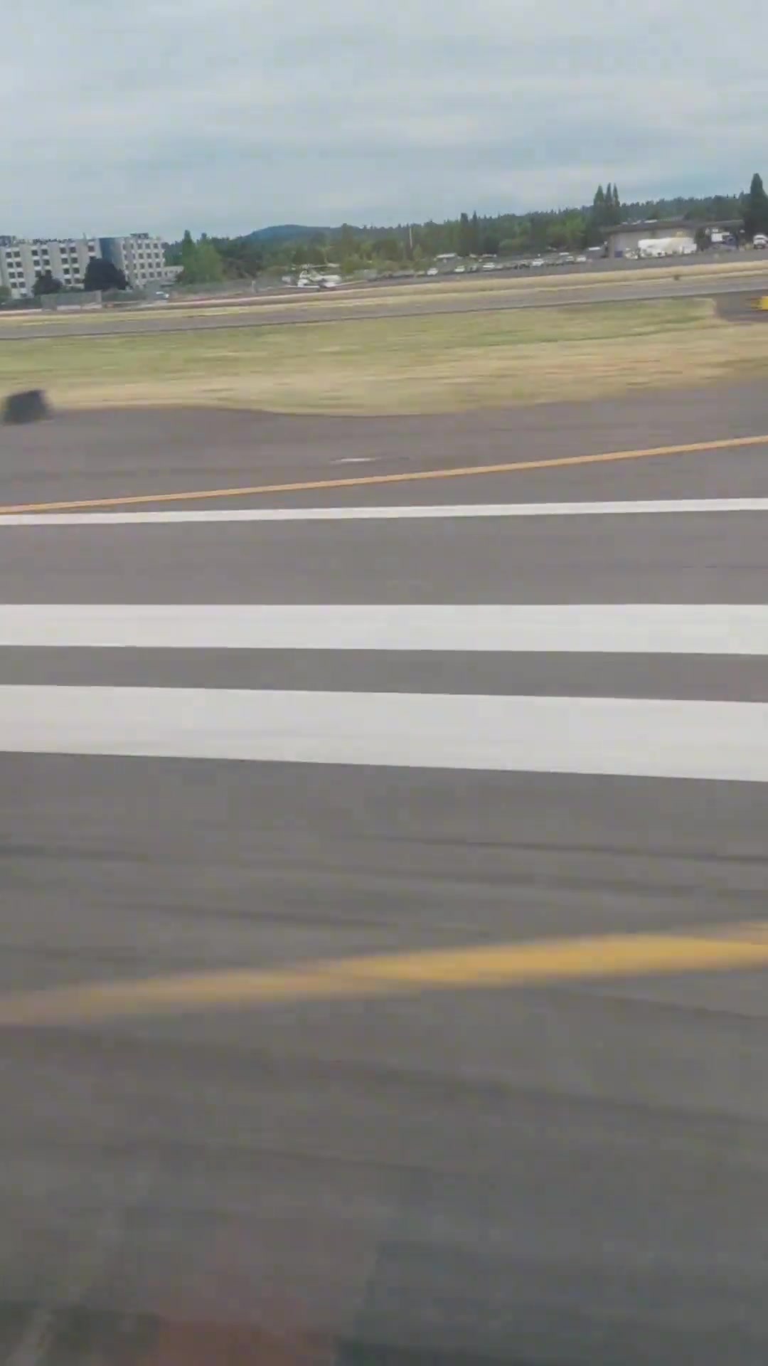 楊瀚森媽媽一進酒店入住開拓者就給瀚森送來生日蛋糕??