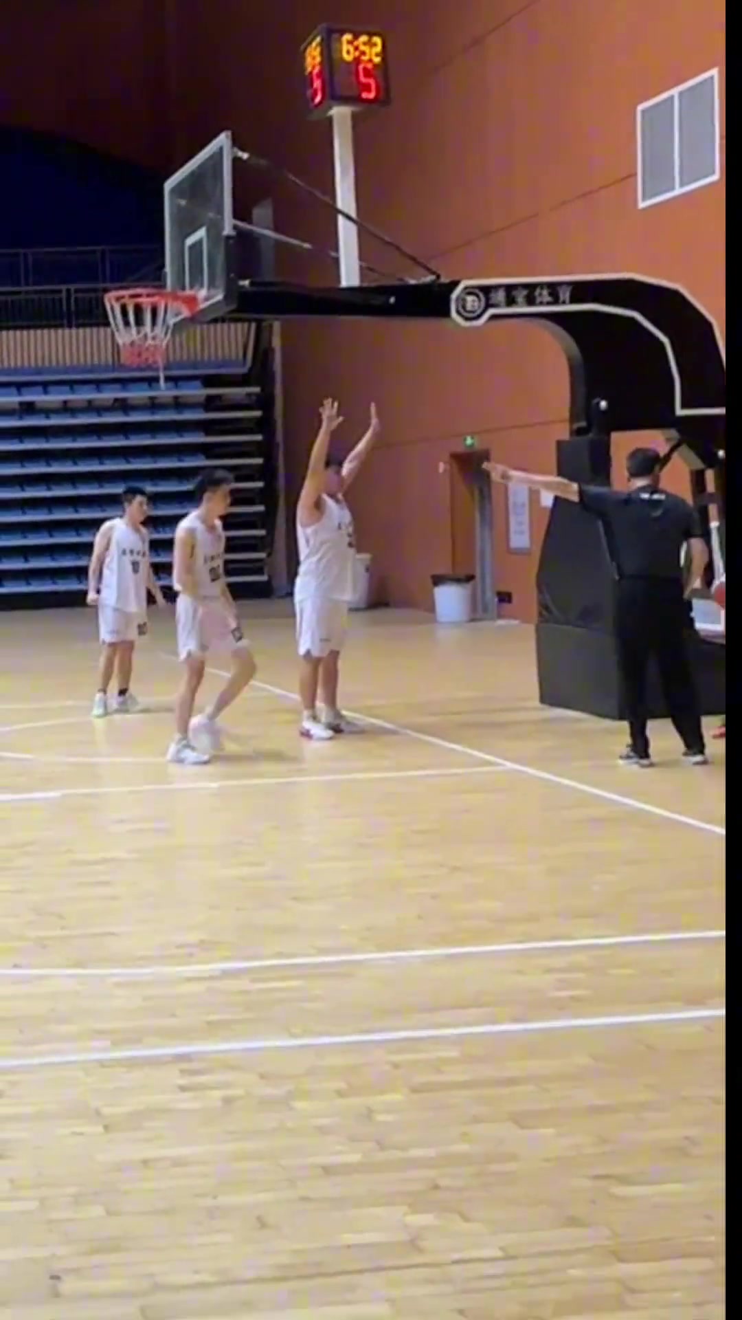 不懂就問(wèn)這難道不是教科書的阻擋犯規(guī)嗎