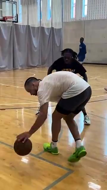 狄龍平時打野球運球都這么磕磕絆絆火箭球迷要哭死的吧