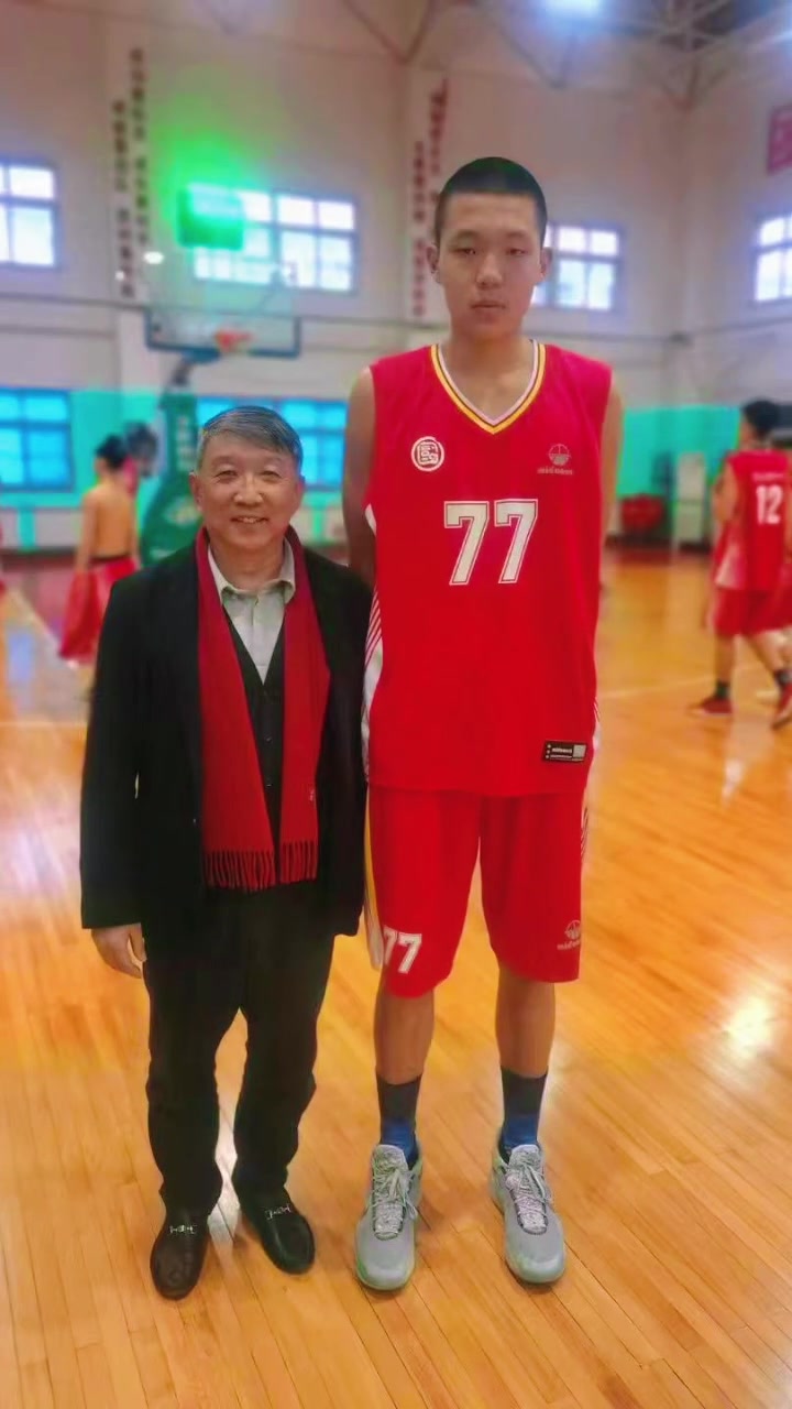 東契奇球迷幼年楊瀚森不僅穿77號(hào)球衣而且還胖嘟嘟的