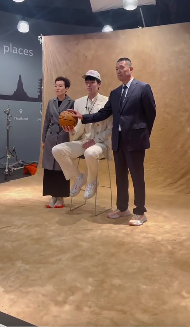 出人頭地了楊瀚森和爸爸媽媽拍合照 一家子都很高啊