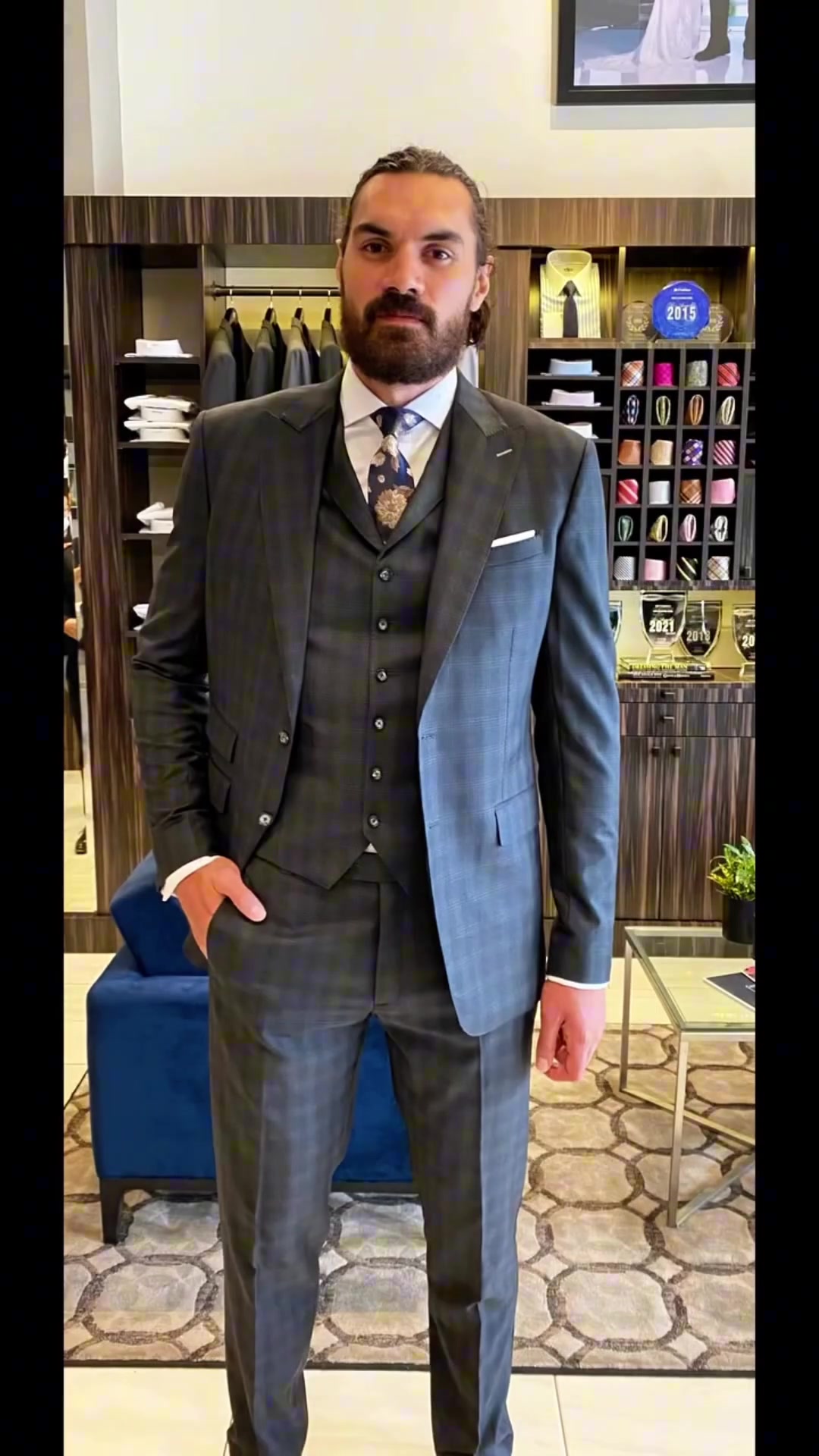 有點帥啊海王亞當斯上身一件帥氣的西服