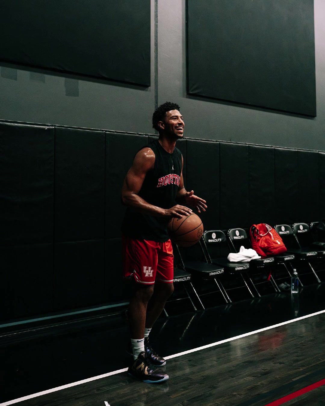 都是休斯頓來火箭吧格萊姆斯穿著休斯頓大學(xué)的球衣訓(xùn)練