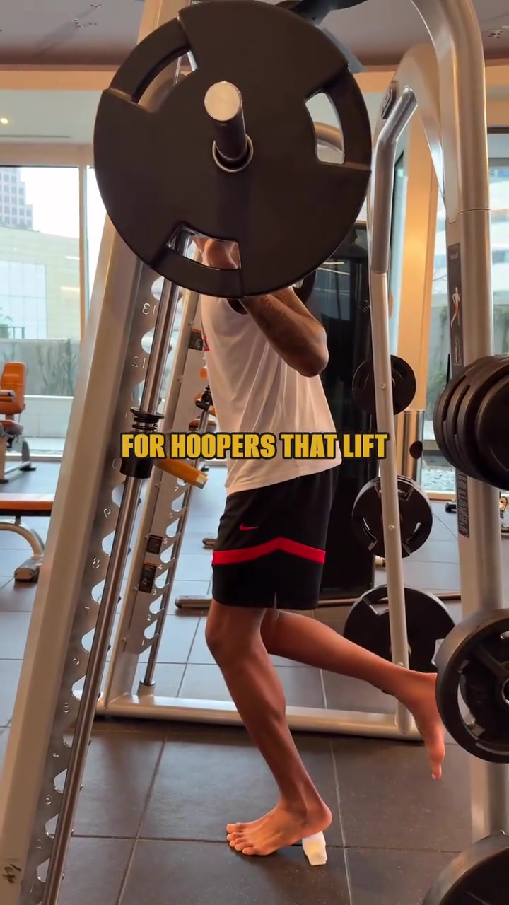 新賽季加油沖賈巴里-史密斯在訓(xùn)練房進行力量訓(xùn)練