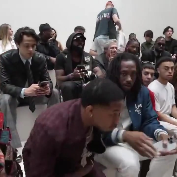 小卡參加巴黎時裝秀 這狂野的發(fā)型乍一看以為貝弗利