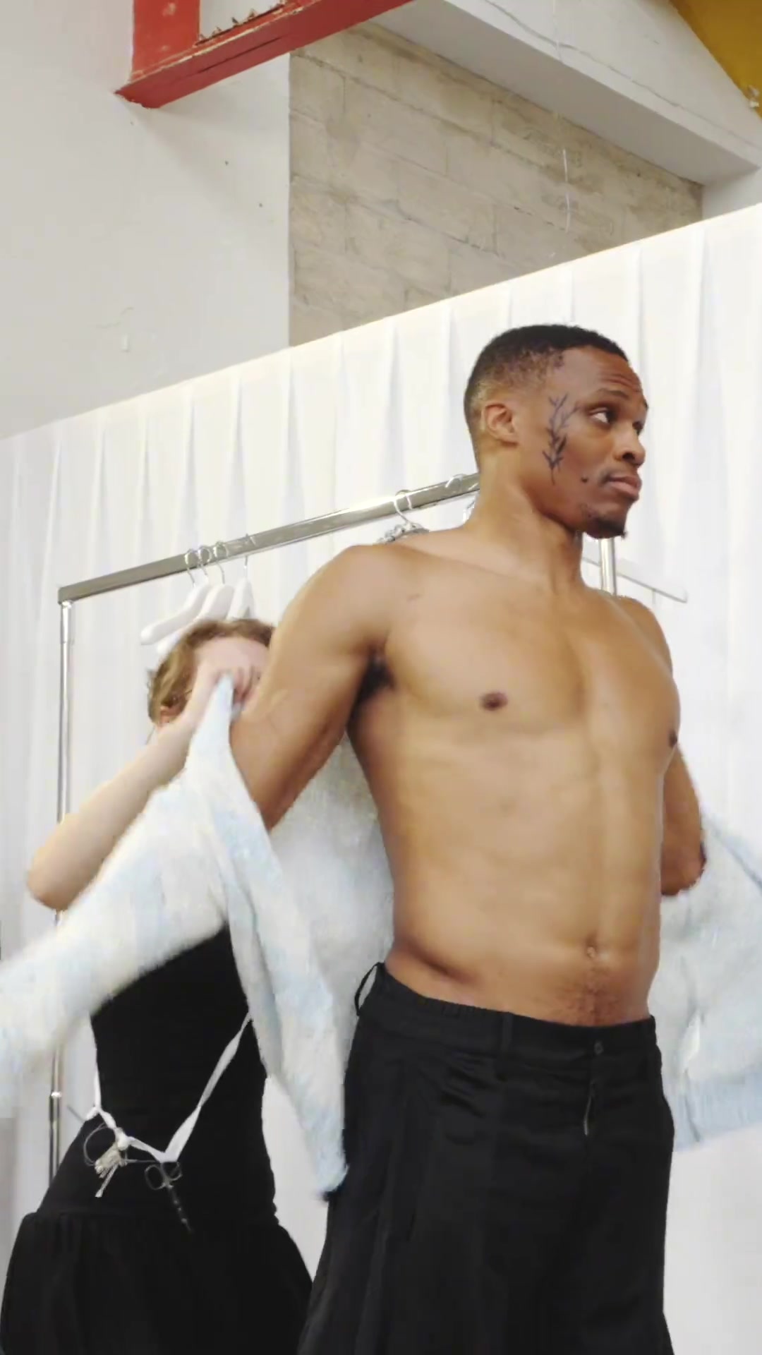 威少身材那真是沒話說肩寬又平 腰直胸挺 身材比例勻稱