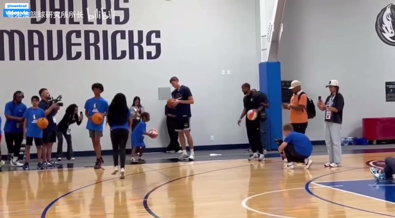 融入挺快弗拉格在記者發(fā)布會后參與到球迷活動中