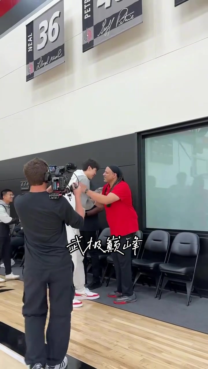 來報到啦楊瀚森現(xiàn)身開拓者訓(xùn)練館與工作人員及隊友擁抱寒暄