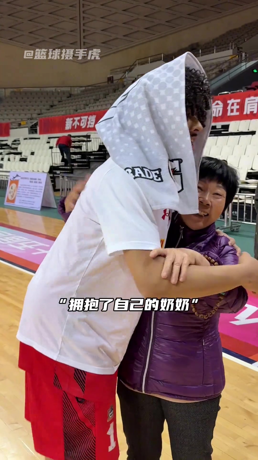 給老朱家長(zhǎng)臉了混血球員朱正身披國(guó)家隊(duì)隊(duì)服擁抱奶奶和表姑