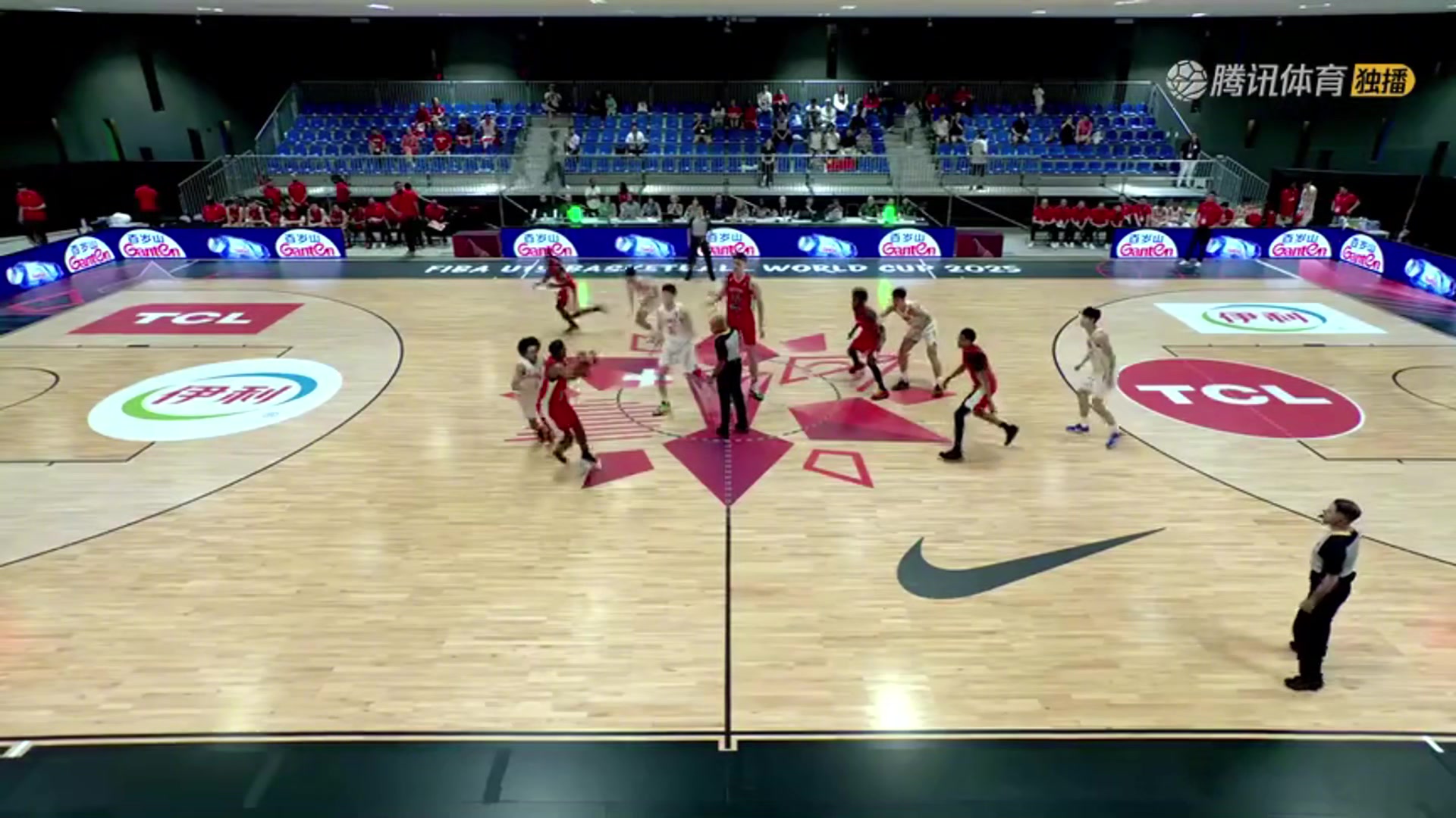 恐怖郇斯楠在2米33的加拿大中鋒身邊看著也好小一只啊