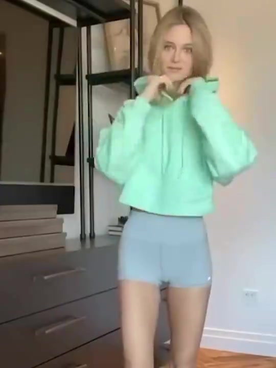 絕對(duì)的頂美樂(lè)福超模妻子拍換裝長(zhǎng)得那叫一個(gè)沒(méi)毛病