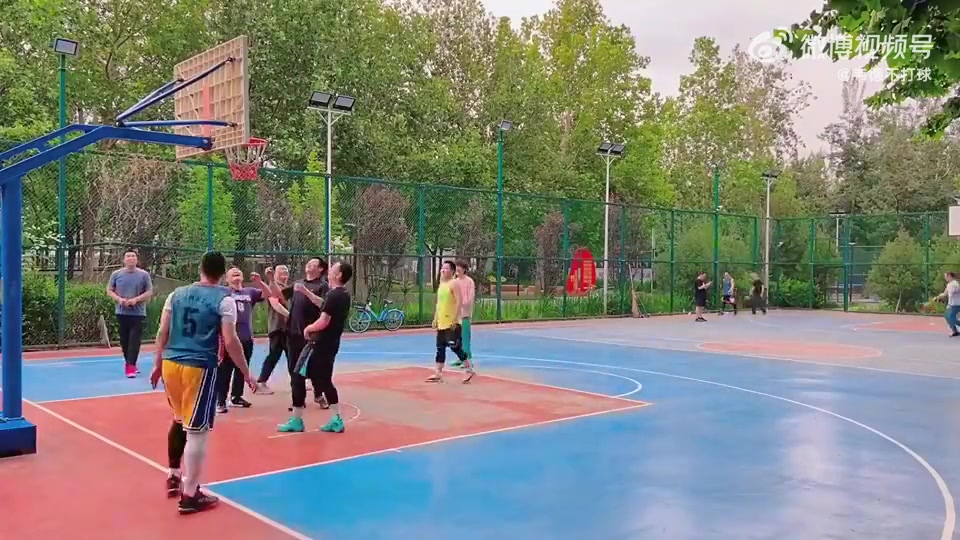 野球場小伙不運球離譜走步 網(wǎng)友再走就去洛杉磯了