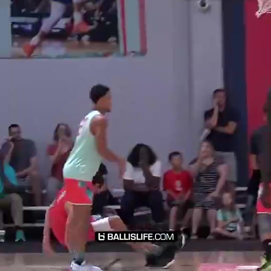 霍姆格倫當(dāng)年爆火的原因在訓(xùn)練營秀操作戲耍庫里還送大帽