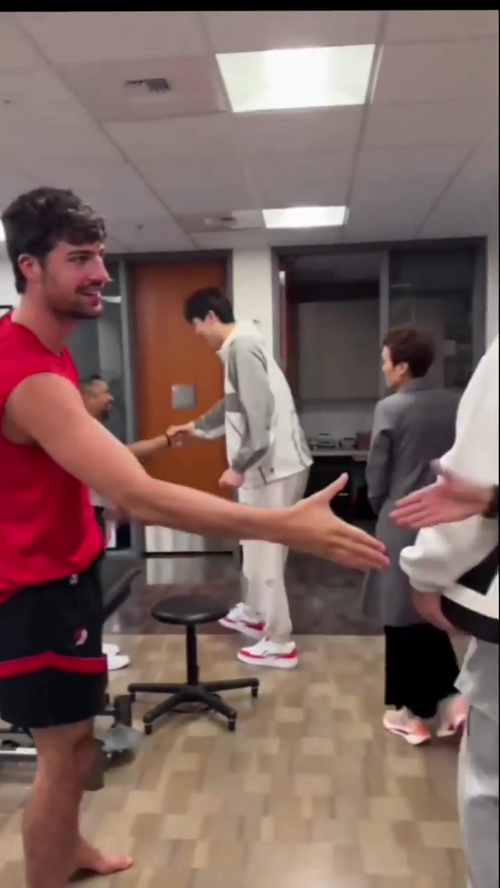 見到大哥啦楊瀚森剛到開拓者報到就遇見阿夫迪亞了