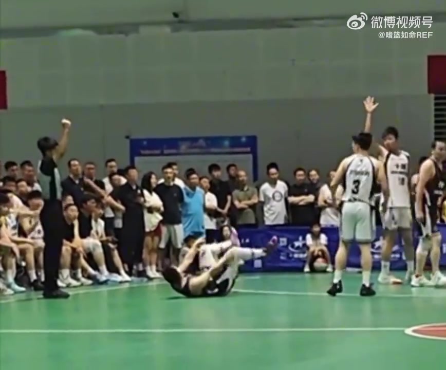 三分犯規(guī)or好球這屬實(shí)有點(diǎn)為難裁判了