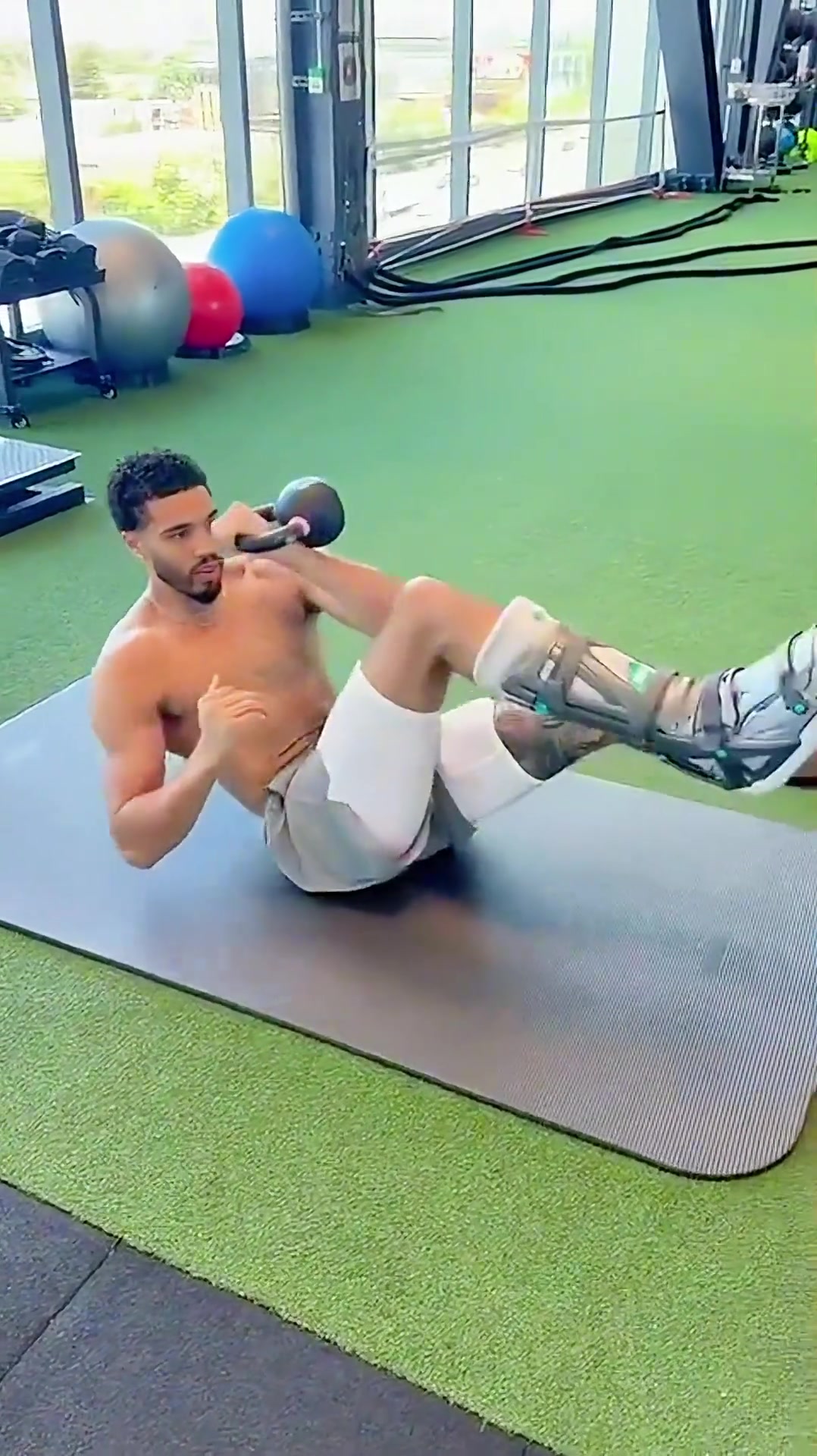 不能停滯塔圖姆拖著傷腳在健身房做核心訓(xùn)練