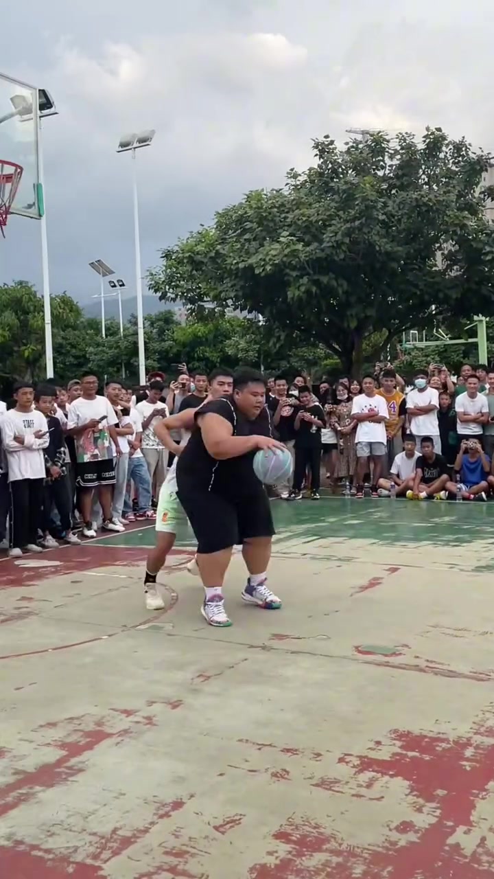 讓你感受一下300斤的對抗