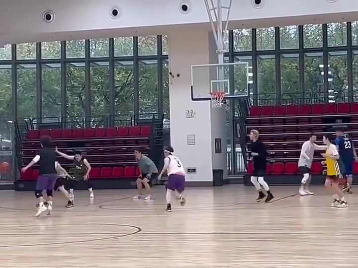 確實(shí)愛籃球蔡徐坤前兩年打全場視頻還是有點(diǎn)技術(shù)和意識(shí)的