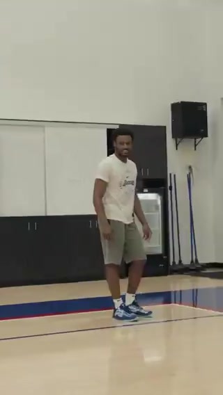 布朗尼和老爸一樣練習(xí)飛奔暴扣各種姿勢不在話下