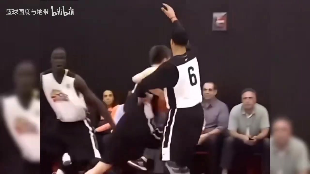 天賦盡顯周琦當(dāng)年的試訓(xùn)有多強(qiáng)這投籃是真絲滑啊
