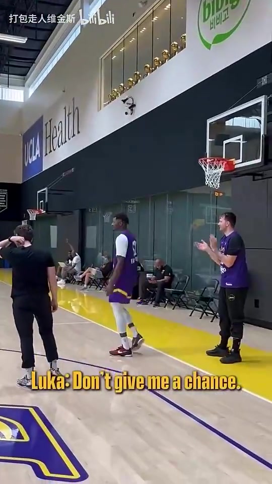 如今加盟火箭電風(fēng)扇在訓(xùn)練中可是敢和東契奇PK三分球的