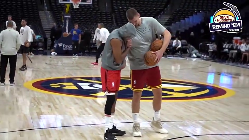 故人歸來(lái)約老師此前球砸布魯斯-布朗后者反砸約老師屁股