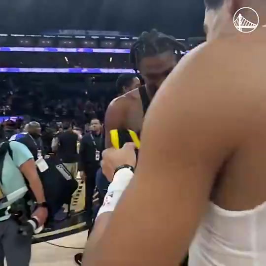 沒想到最終在鵜鶘相聚了普爾此前賽后跟盧尼交換球衣