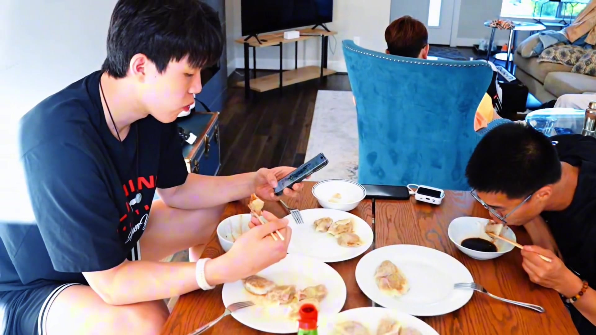 幸福的孩子?楊瀚森訓(xùn)練結(jié)束后吃上了媽媽親手做的餃子