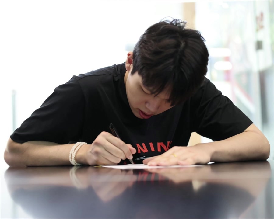 夢開始了開拓者官宣簽約楊瀚森克羅寧和小楊握手