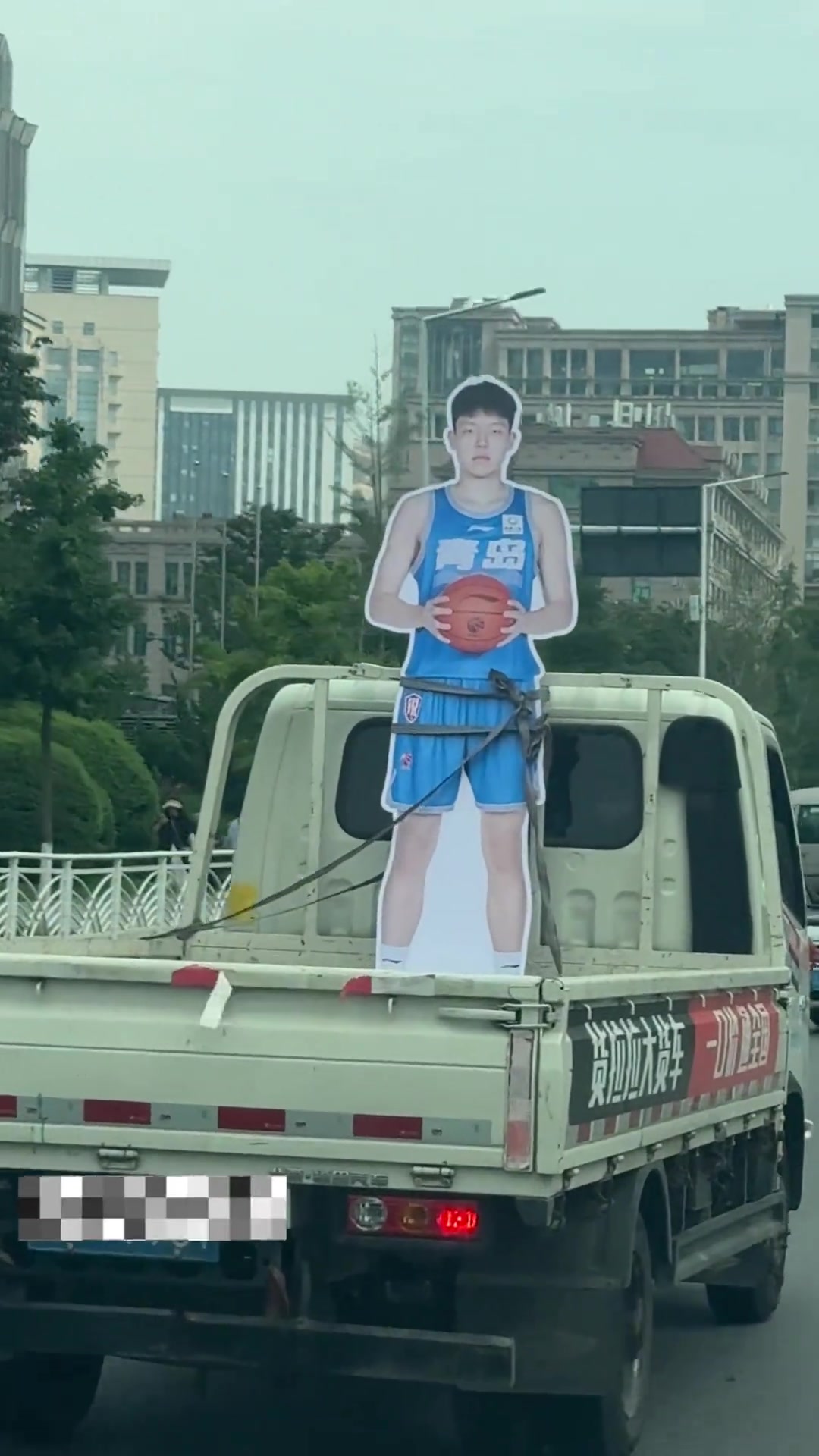 震驚網(wǎng)友發(fā)現(xiàn)楊瀚森在青島街頭被綁架了