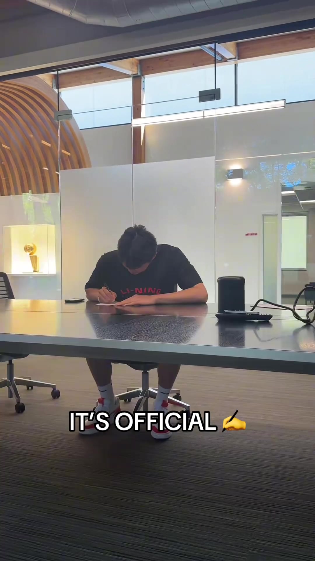 楊瀚森正式簽約開拓者隊(duì)成為一名NBA球員