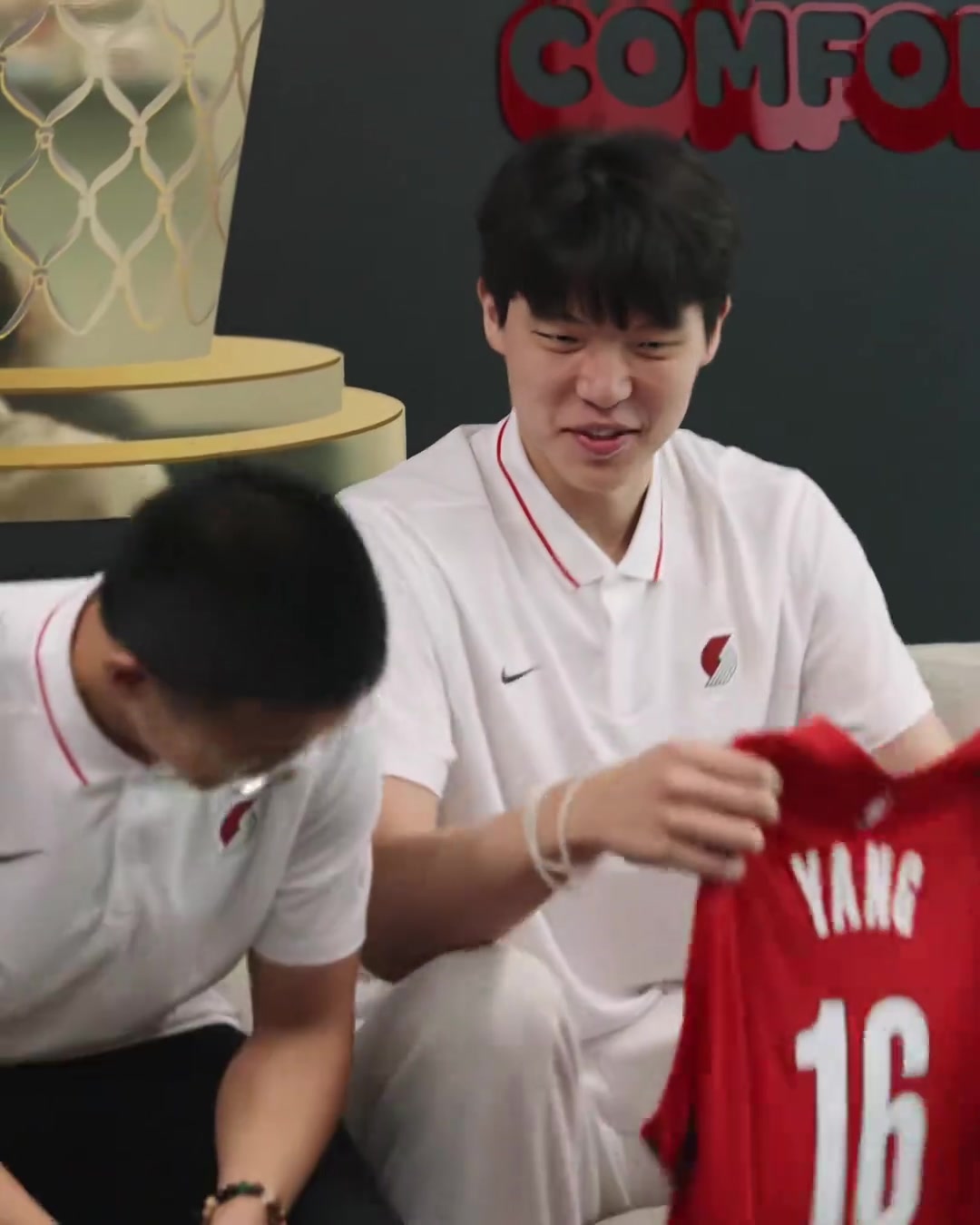 楊瀚森簽約成功拿到了屬于自己的NBA戰(zhàn)袍