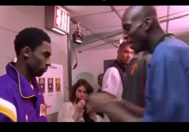 科比首次進(jìn)全明星和加內(nèi)特玩得很開(kāi)心鄧肯則在一旁呆呆的