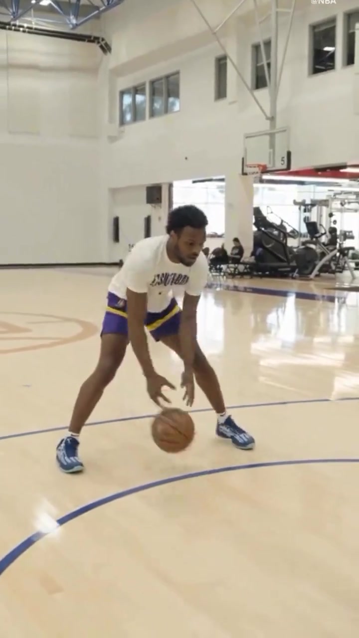 備戰(zhàn)布朗尼休賽期刻苦打磨運(yùn)球技術(shù)