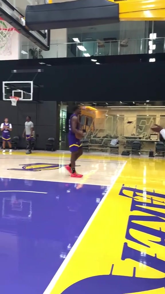 布朗尼暴扣震驚克內(nèi)克特