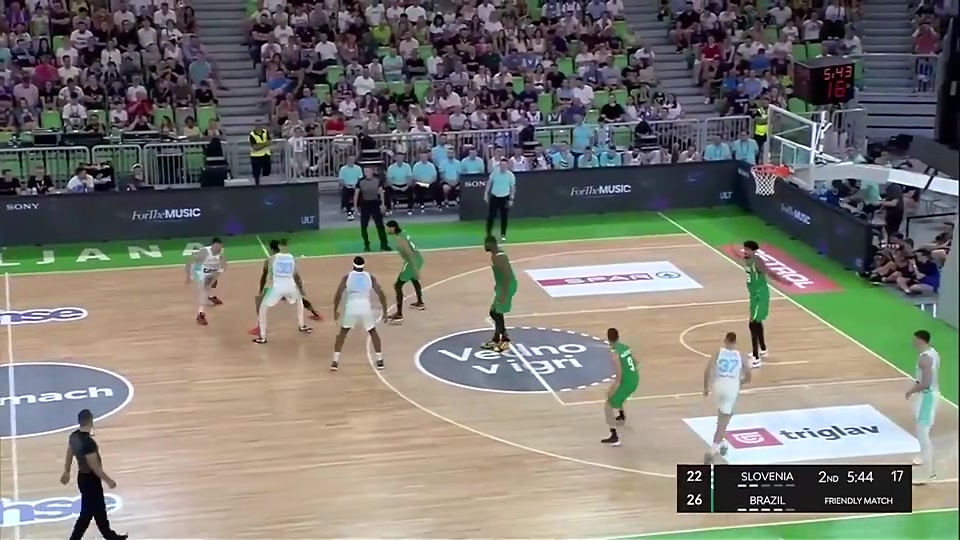 在歐文身邊學(xué)會(huì)的東契奇在國(guó)家隊(duì)居然表演起了超級(jí)大拉桿