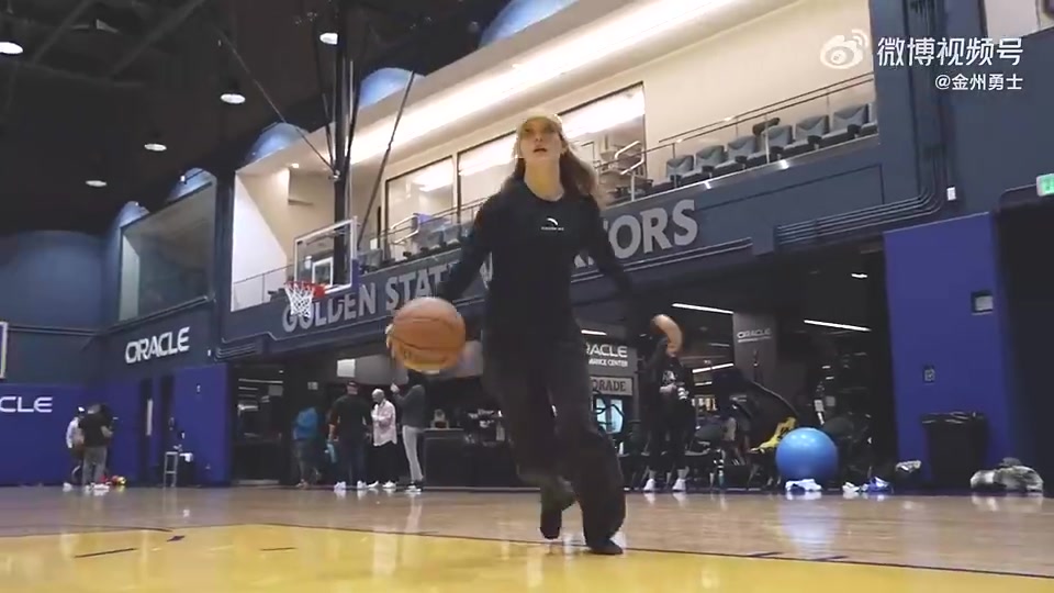 射手型的谷愛凌前兩年在勇士試訓(xùn)中投還不錯