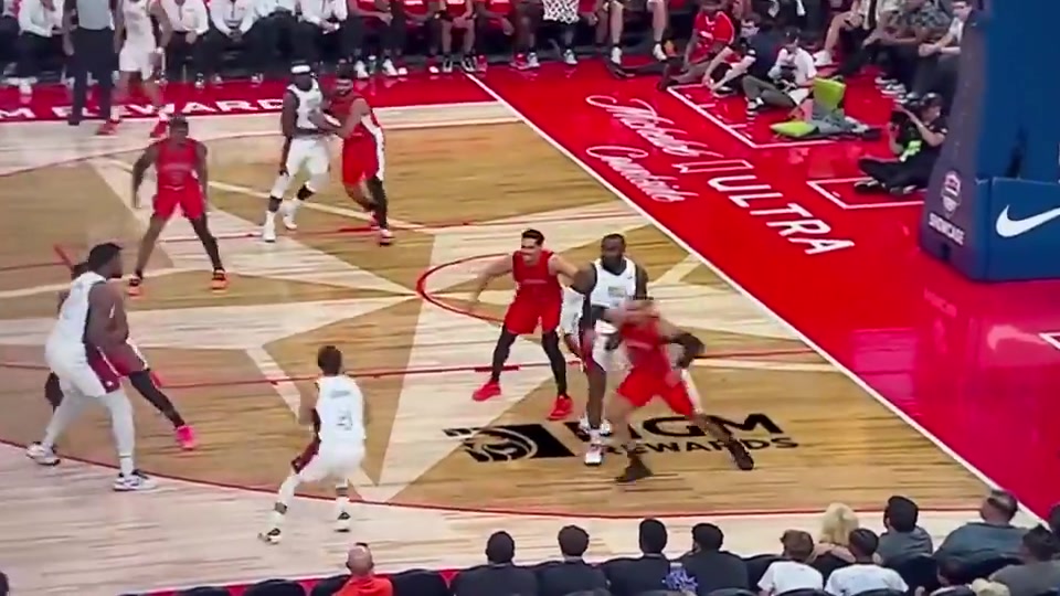 老詹我真成追夢了詹姆斯給庫里強(qiáng)力掩護(hù)庫里輕松三分命中