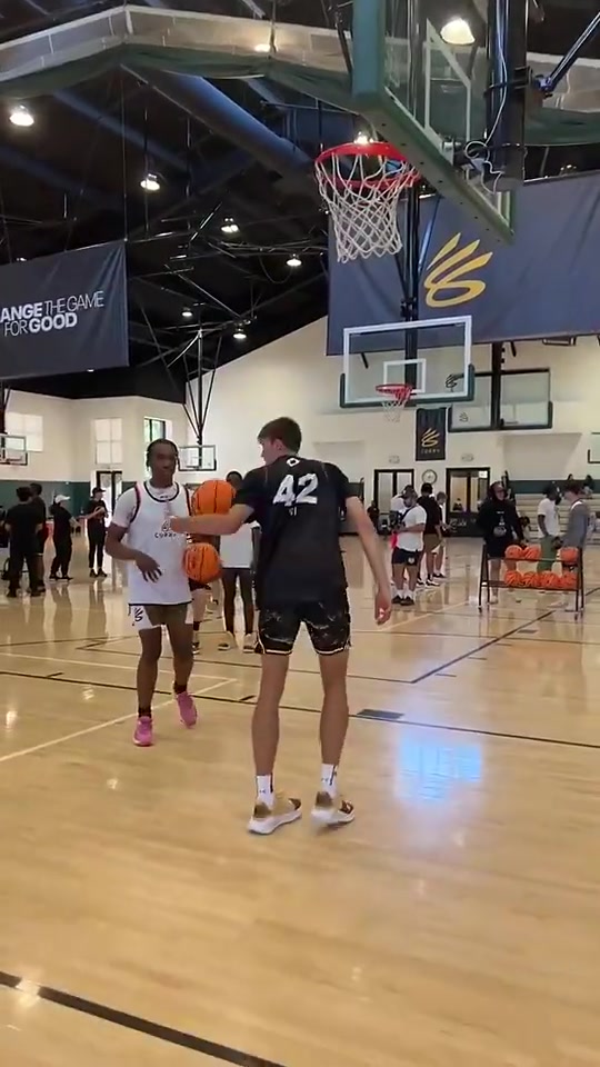 誰能料到如今成狀元2年前弗拉格參加庫里訓(xùn)練營原地大風(fēng)車