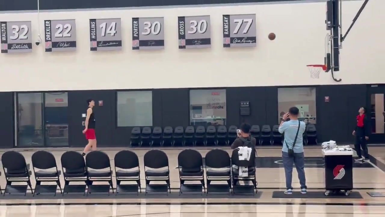 楊瀚森訓(xùn)練后獨(dú)自加練三分命中率不錯(cuò)啊超遠(yuǎn)三分也能來