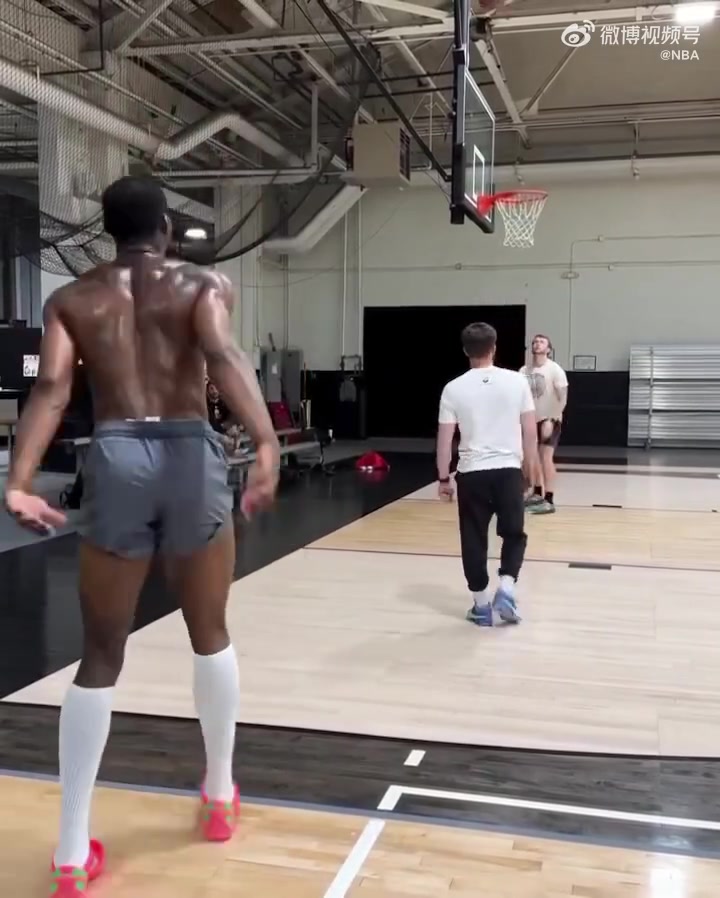 這是增重了訓(xùn)練師分享庫明加夏日特訓(xùn)一身肌肉進行遠投訓(xùn)練